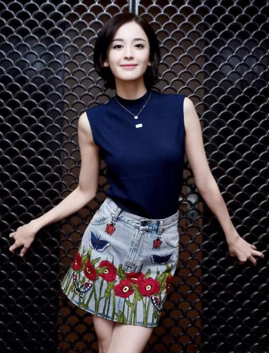 盘点明星撞衫的视频,明星撞衫最丑的一张图