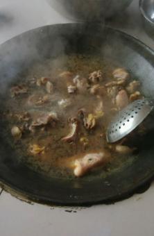 东北铁锅炖大鹅有没有粉条,南方人第一次来东北铁锅炖大鹅