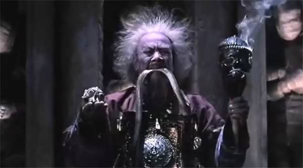 鬼咬鬼僵尸吸的什么,鬼咬鬼抽烟的僵尸