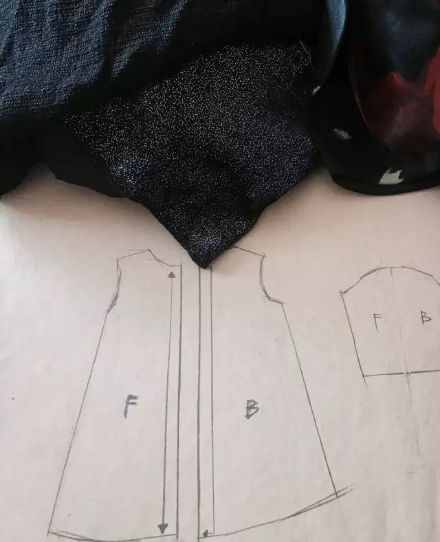 我曾在漫展上见过他们，身旁有一只精致的娃娃陪伴