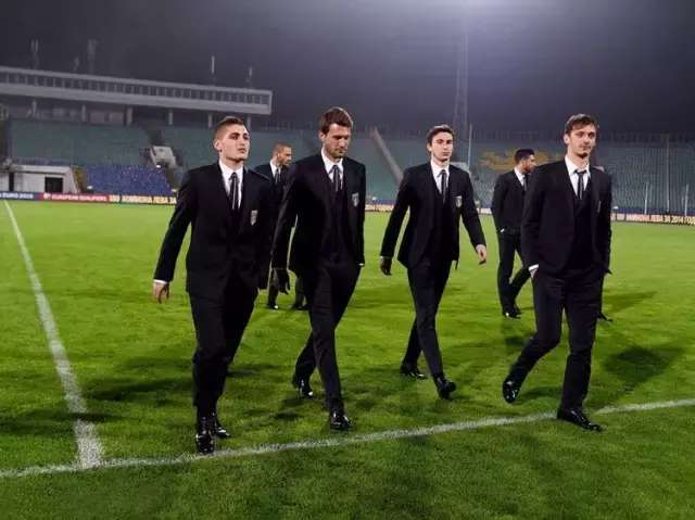 踢足球是真的帅,足球运动员帅气西装照