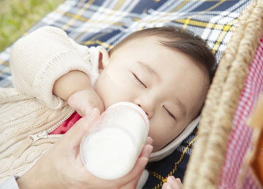 妈妈乳腺炎能够喂母乳么,妈妈发炎还能给宝宝喂母乳吗