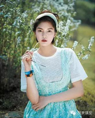 蜜桃色和杏粉色腮红,薰衣草色腮红是收缩色还是膨胀色