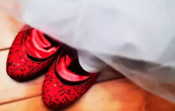 本命年为什么要穿红色,本命年穿红内衣红袜子