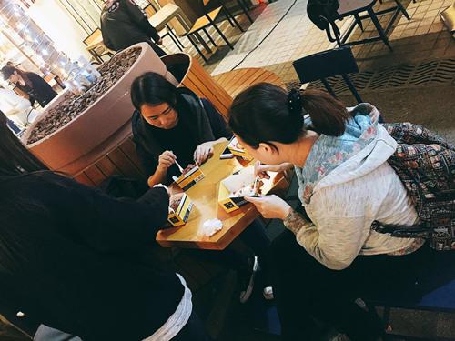 老板，一杯热朱古力，一份烈日窝夫+士多啤梨酱······