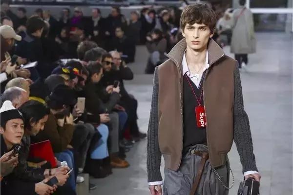 lv x supreme联名红色卫衣 (lv和supreme联名牛仔外套)