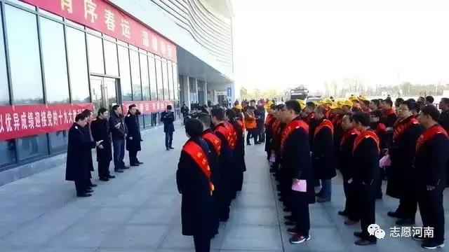 温暖春运志愿者在行动 (党员志愿者温暖春运回家路)