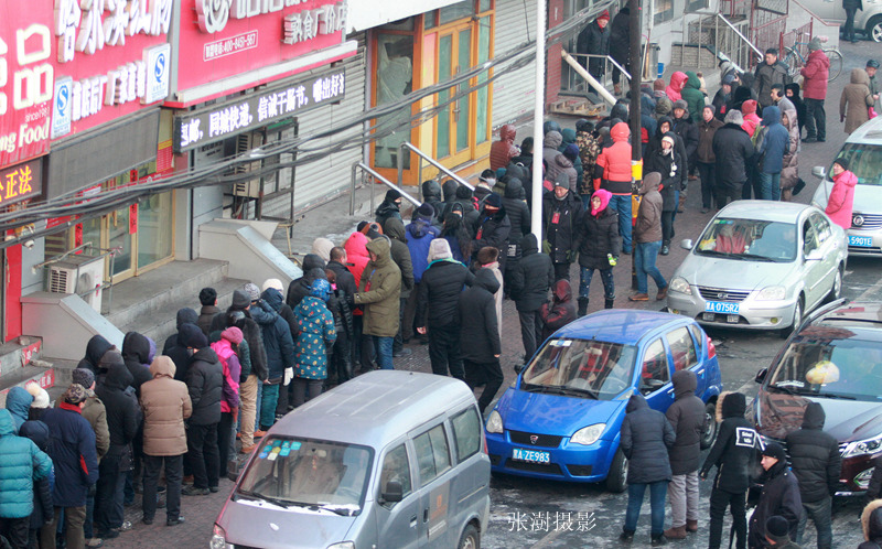 严寒里千人排队,民众零下12度寒风中排队