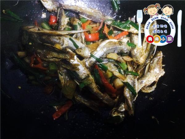 大蒜烧咸鱼做法,大蒜烧咸鱼步骤