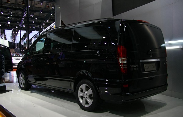 他成名多年身家惊人，去外国媳妇生混血娃娃，座驾要实用不讲排场