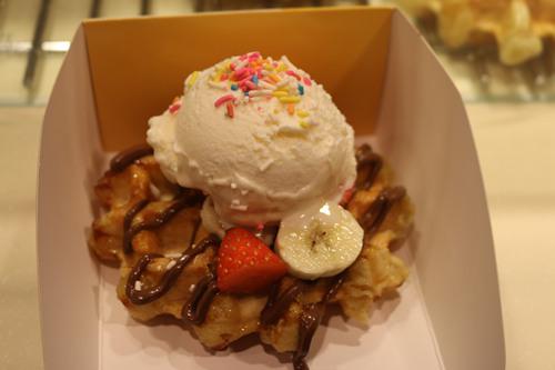 老板，一杯热朱古力，一份烈日窝夫+士多啤梨酱······