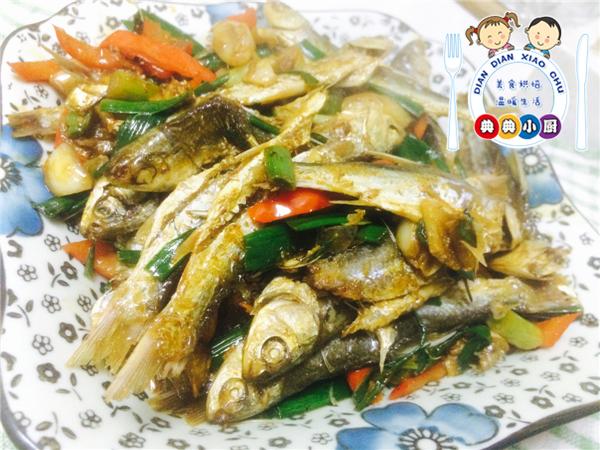 大蒜烧咸鱼做法,大蒜烧咸鱼步骤