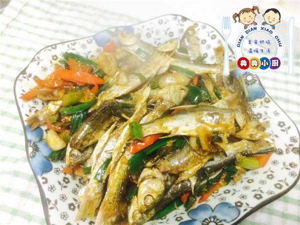 大蒜烧咸鱼做法,大蒜烧咸鱼步骤