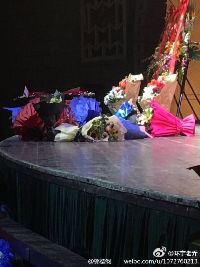 郭德纲晒封箱照打脸曹云金：这才是花花世界网友：一起吐槽吧