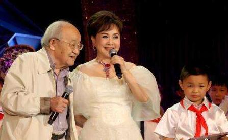 春晚舞台上的常青树，送走一首又一首神曲，却越唱越传神