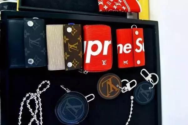 lv x supreme联名红色卫衣 (lv和supreme联名牛仔外套)