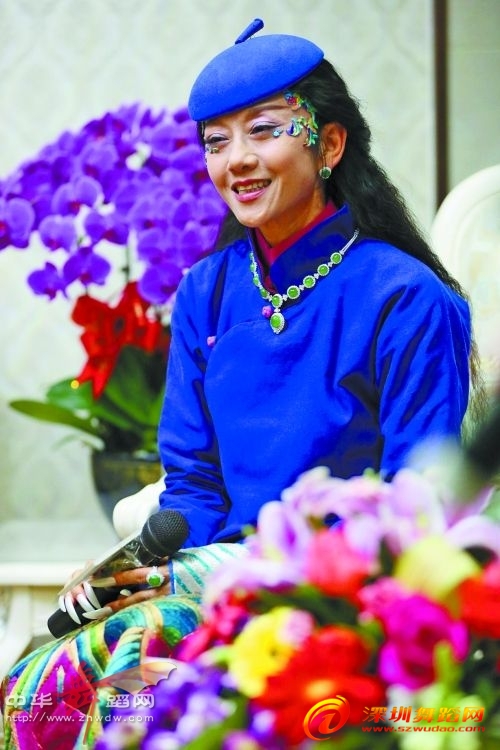 杨丽萍穿薄纱孔雀服,杨丽萍的孔雀服竟是画上去的