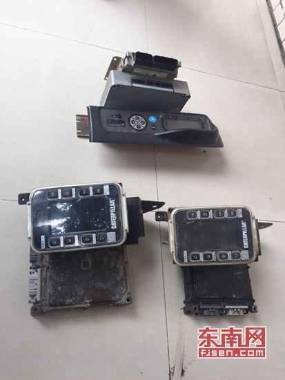 团伙3人开挖掘机偷14块钢板,开豪车偷挖机主板