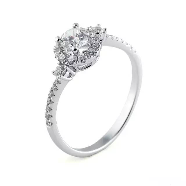 独家！杭州一女士投诉老凤祥“10元锆石”当“钻石”卖！