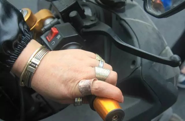 一张图帅呆所有人！温州“追风奶奶”把48岁过得如此潇洒