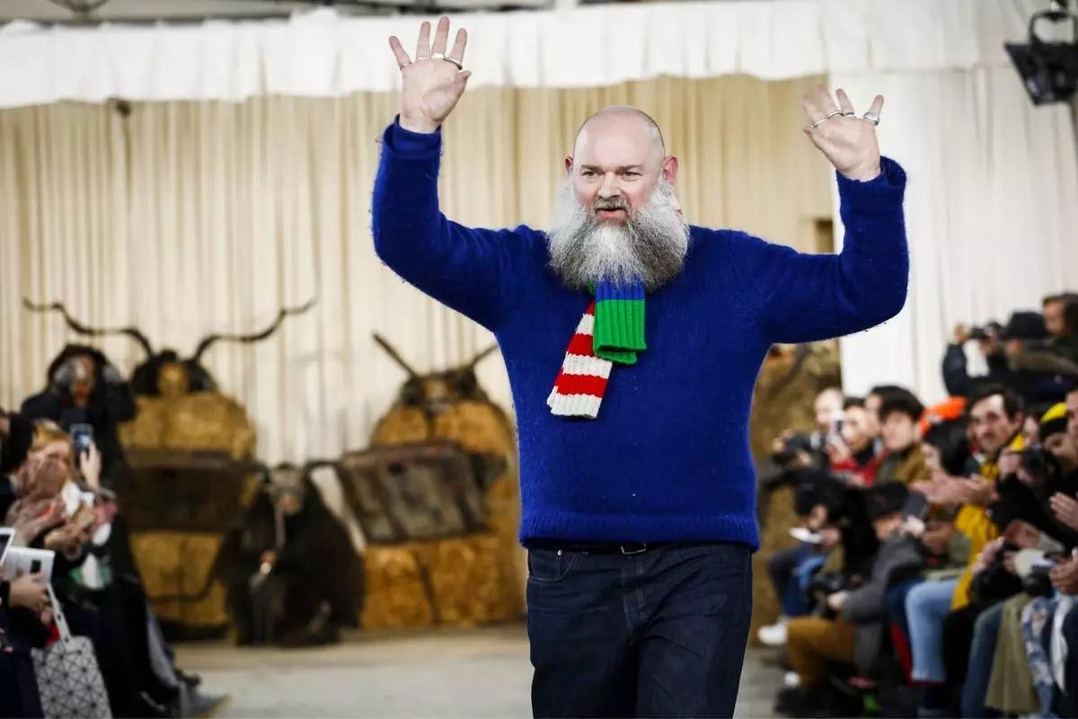 警告，设计师们带着一群异教徒在巴黎*反造**了