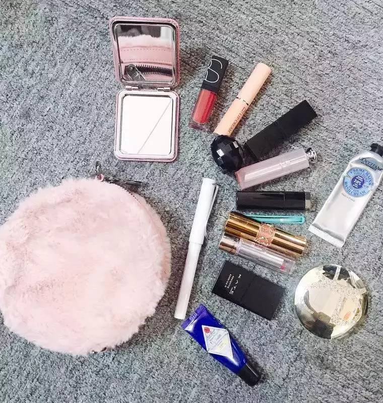 看完了网友的化妆包……一起向YSL势力低头吧！