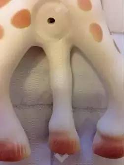 「警惕」这款妈妈超爱的磨牙胶剪开后竟是黑色的！你还敢让孩子放嘴里咬吗？