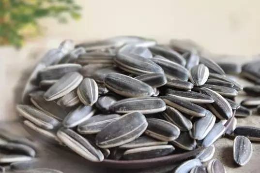 春节期间不能吃的两种瓜子,过年的瓜子能够吃吗有毒吗