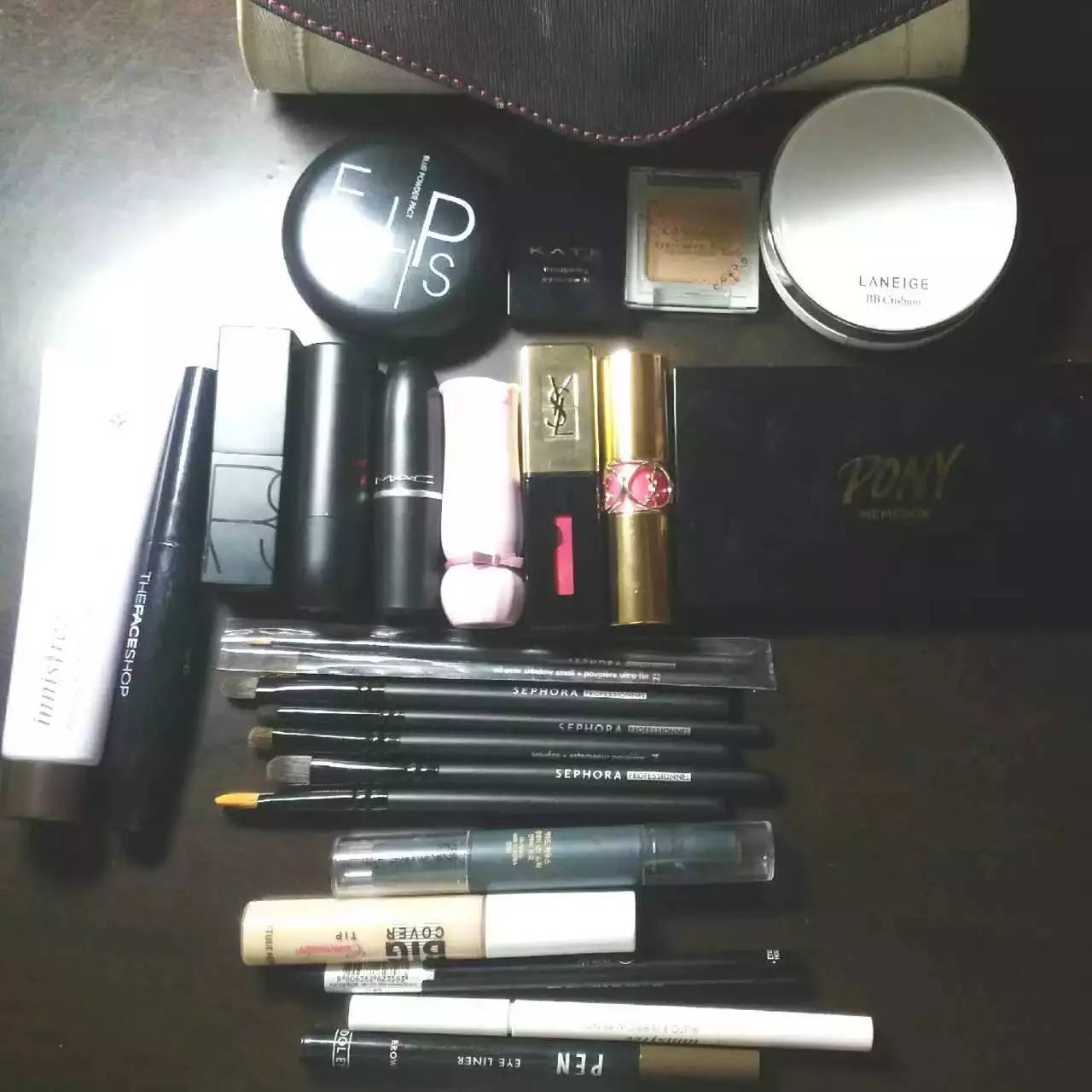 看完了网友的化妆包……一起向YSL势力低头吧！