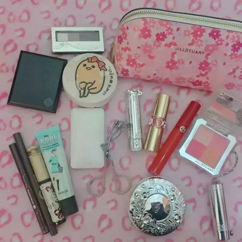 看完了网友的化妆包……一起向YSL势力低头吧！