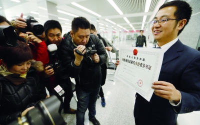 首张网约车证发出,全平台网约车证