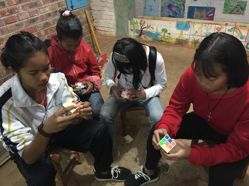 有“魔方侠侣”之称的他们因魔方结缘，他们的魔方世界有点儿甜