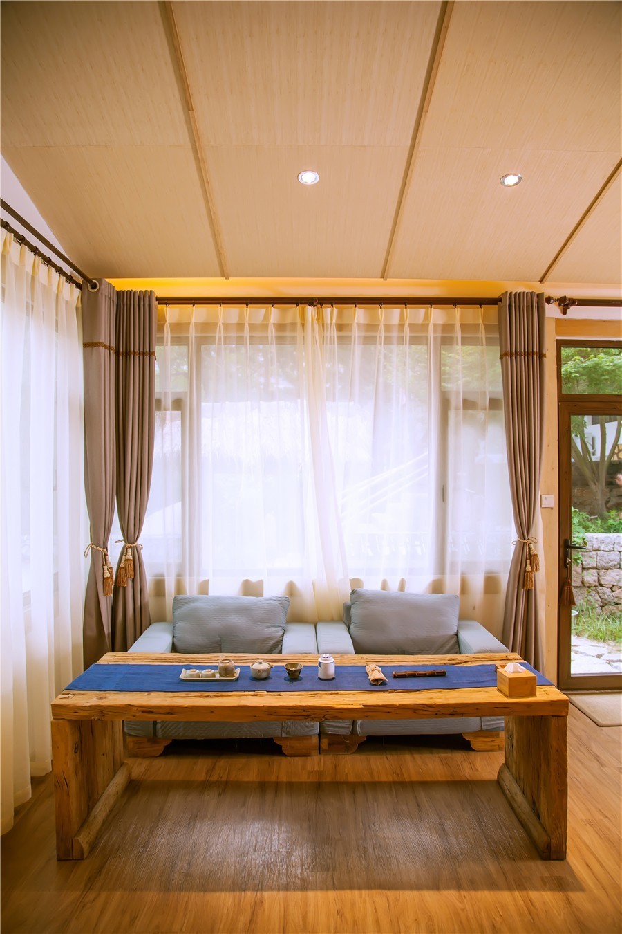 在被称做“东方瑞士”的仙境，她盖了一座令人心境荡漾的房子，森林与大海都在后花园里