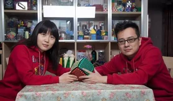 有“魔方侠侣”之称的他们因魔方结缘，他们的魔方世界有点儿甜