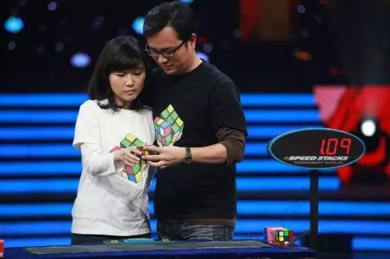 有“魔方侠侣”之称的他们因魔方结缘，他们的魔方世界有点儿甜