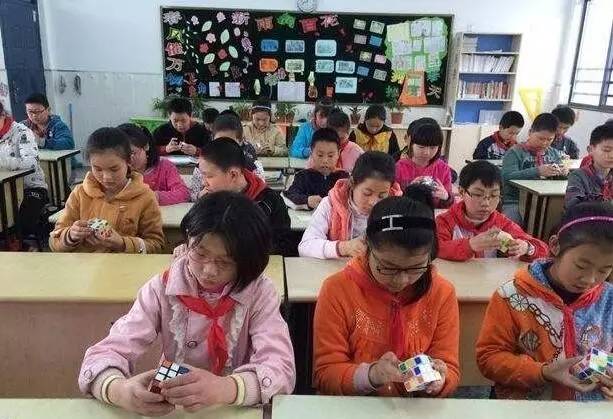 有“魔方侠侣”之称的他们因魔方结缘，他们的魔方世界有点儿甜