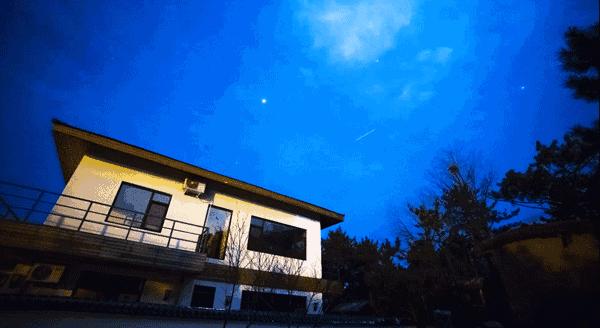 在被称做“东方瑞士”的仙境，她盖了一座令人心境荡漾的房子，森林与大海都在后花园里