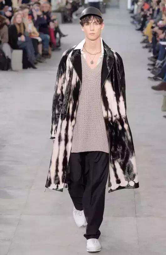 lv x supreme联名红色卫衣 (lv和supreme联名牛仔外套)