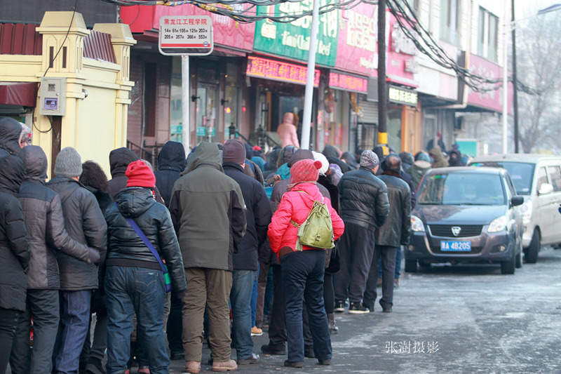 严寒里千人排队,民众零下12度寒风中排队