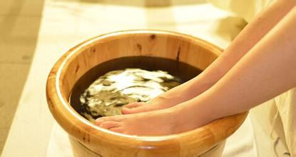 用艾叶泡脚有什么禁忌和功效,新鲜艾叶和陈艾叶哪个泡脚效果好