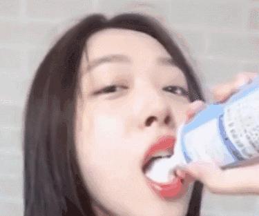 崔雪莉黑裙红唇,崔雪莉粉色蕾丝长裙