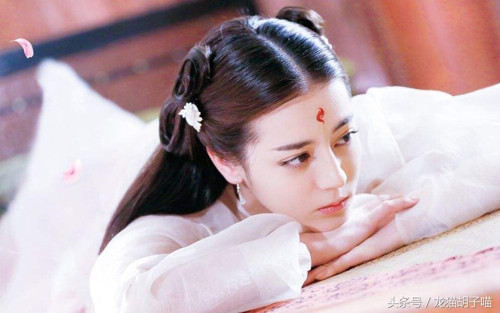 你与女神的距离只差一瓶酒,你与女神的距离只差一套化妆刷