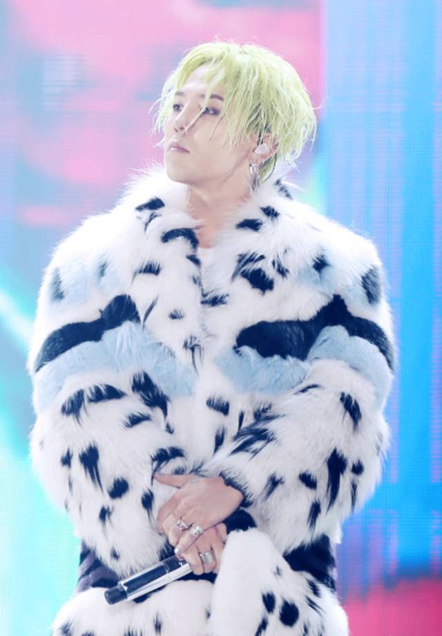 权志龙穿黑貂视频,权志龙穿黑貂演唱会