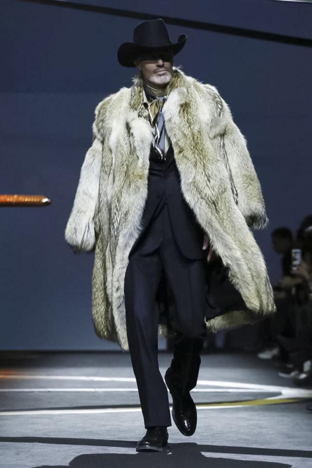 权志龙穿黑貂视频,权志龙穿黑貂演唱会