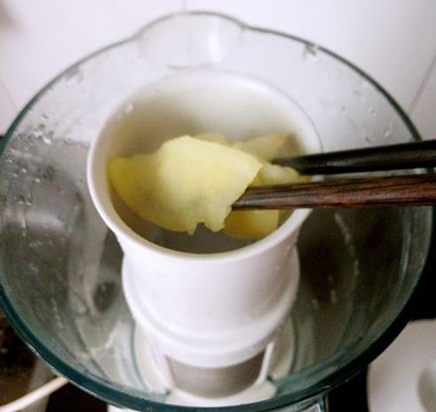 蒸苹果泥米粉辅食做法,娃娃菜苹果泥辅食做法