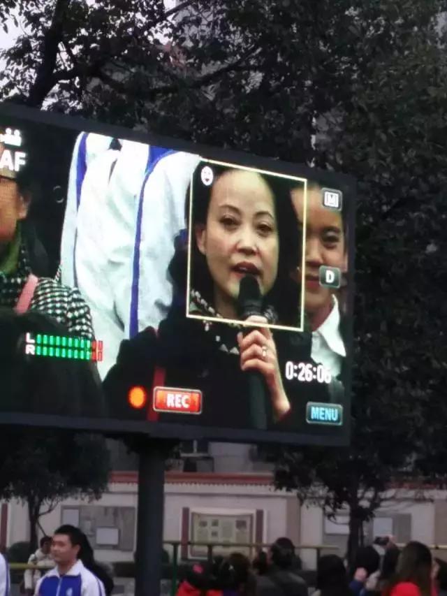 成都喝盖碗茶看川剧变脸图片,四川川剧变脸走进校园
