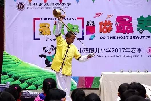 成都喝盖碗茶看川剧变脸图片,四川川剧变脸走进校园
