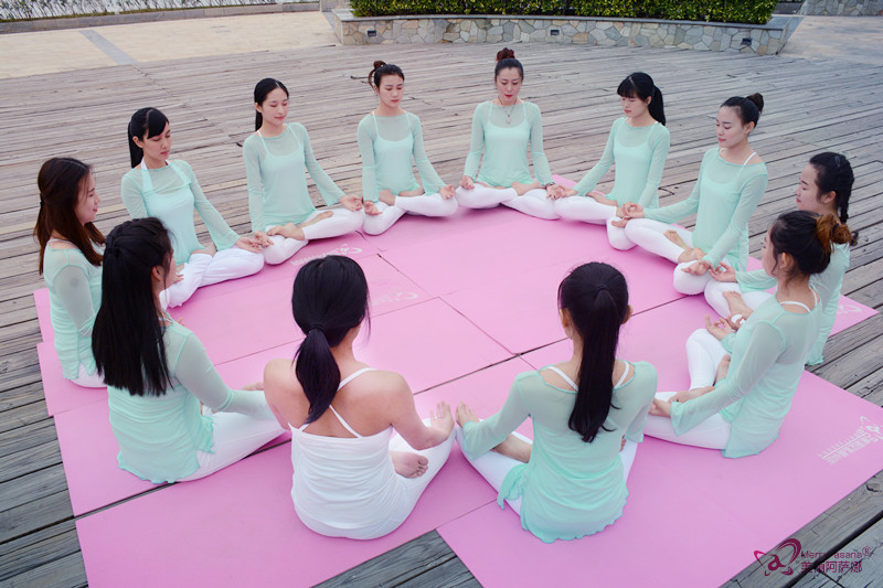 10个平凡女孩和瑜伽共舞之后