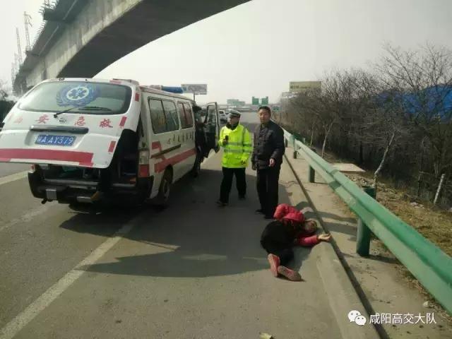 延安高交大队民警救火,高龄老人民警热心救助