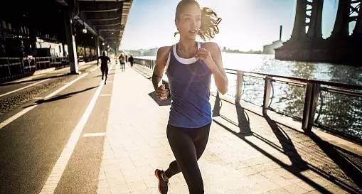 跑步把自己跑成女汉子的说说,跑步让女人变得更美丽